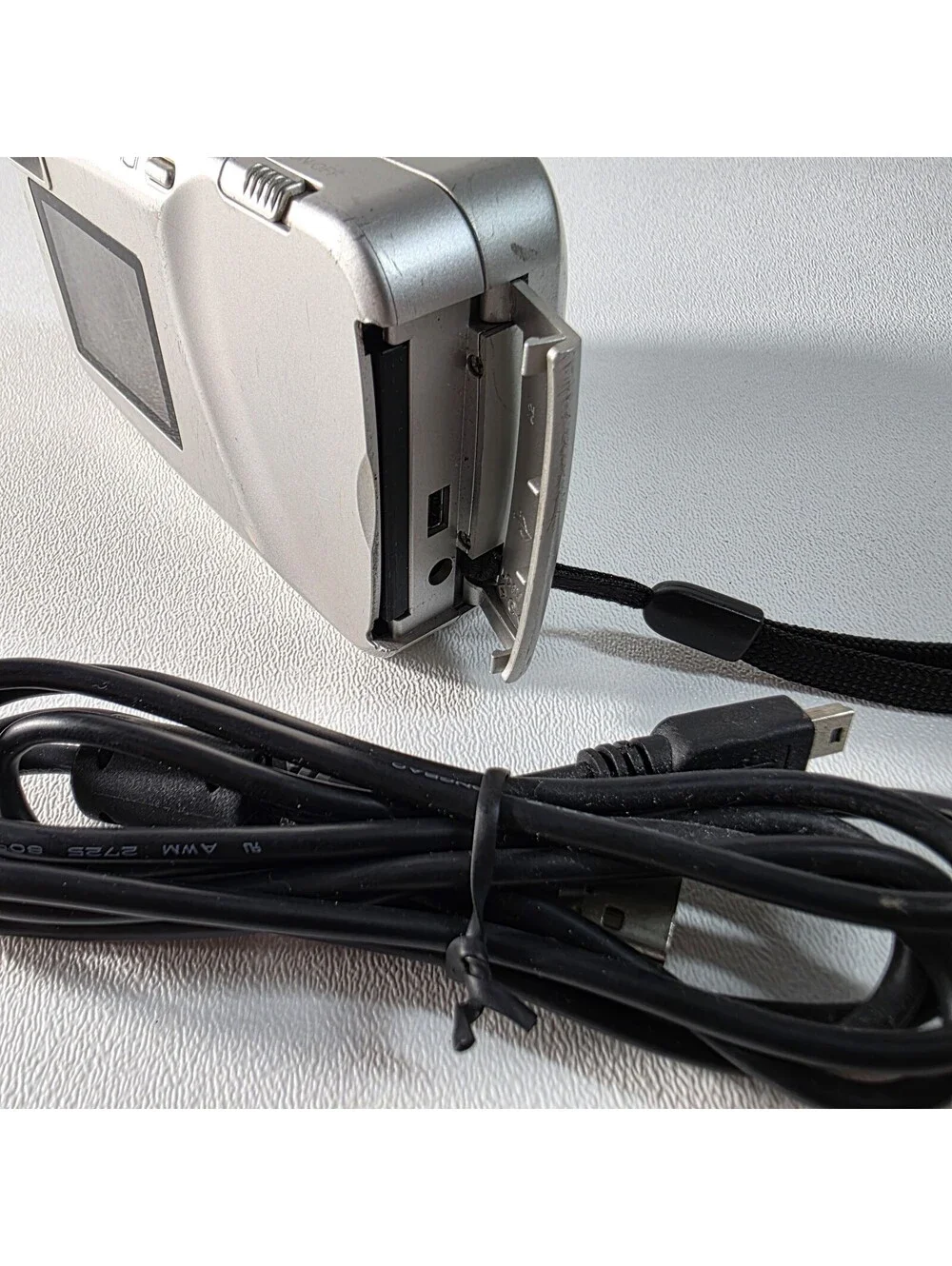 HP Photosmart 318 Silver LCD 2.3MP Digital Zoom Camera W/CF Card - Tested